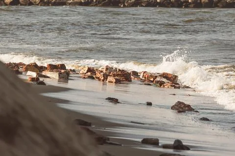Waves splashing over the brick rubbles along Kovalam Beach, Chennai, India Foto stock