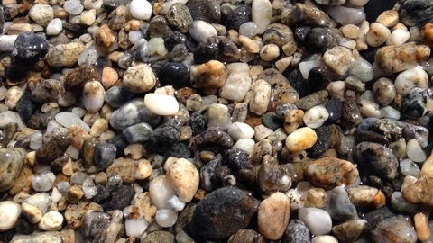 Waves Splashing on pebbles and reflections 库存影片 113037655