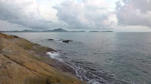 The waves splashing on the rock Stock Footage 71763096