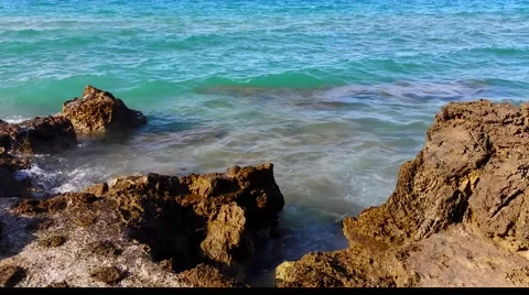 Waves splashing rocks 4K Vídeo Stock 41251396