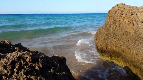 Waves splashing rocks - Beautiful beach Vídeo Stock 41251452