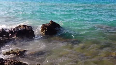 Waves splashing rocks  Vídeo Stock 41251429