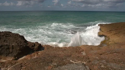 Waves splashing rocks 스톡 동영상 128432457