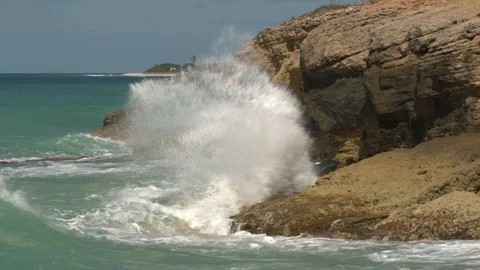 Waves splashing rocks 스톡 동영상 128432483