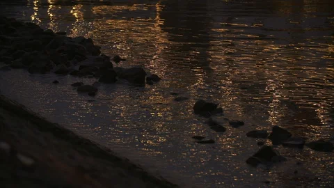 Waves splashing rocks in Rotterdam 스톡 동영상 128516085