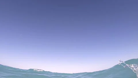 Waves splashing in slow motion on a turquoise water ocean of a paradisiac Vídeo Stock 150755156