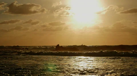 Waves splashing in the sunset 库存影片 68849854