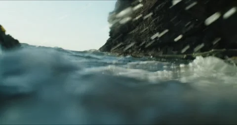 Waves splashing through Pacific Coast inlet Vidéo 152994379
