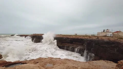 The waves of the storm sea hit the rocks Stock-Footage 133809402