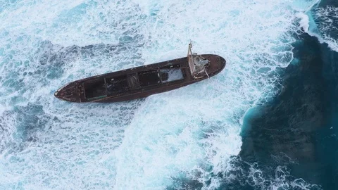 Waves into sunken ship Video stock 125955605