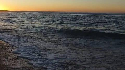 Waves sunrize Vidéo 104081795