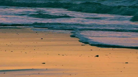 Waves at sunset Видео 34374358