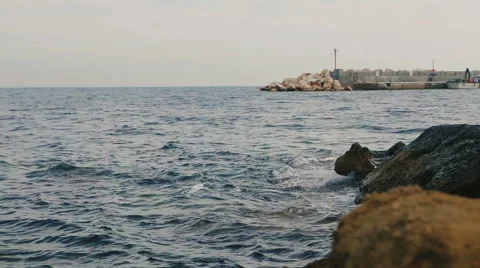 Waves Of The Surf Breaking On The Rocks Vídeo Stock 58953089