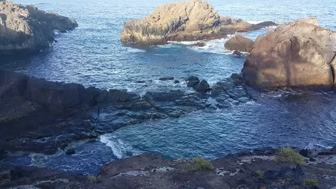 Waves of the surf breaking on the rocks Vídeos de archivo 79623901