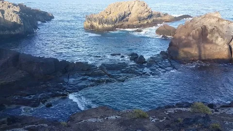 Waves of the surf breaking on the rocks Vídeos de archivo 79624688