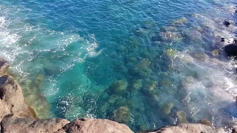 Waves of the surf breaking on the rocks Vídeos de archivo 79625802