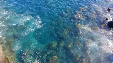 Waves of the surf breaking on the rocks Vídeos de archivo 81449352