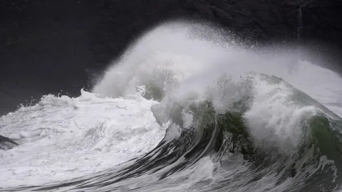 Waves, Surf, Crashing Onto Rocks Vidéo 100184806