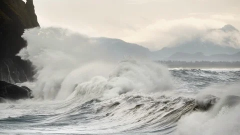 Waves, Surf, Crashing Onto Rocks Vidéo 103172107