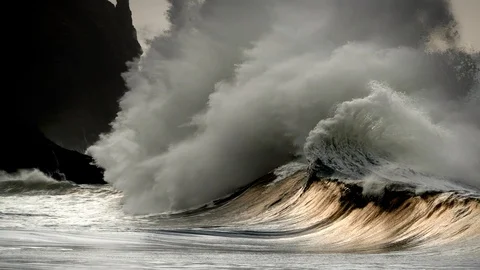 Waves, Surf, Crashing Onto Rocks Vidéo 103281269