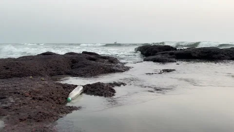 Waves swinging on the rocks Video stock 209121955