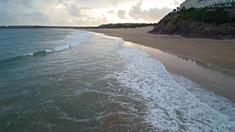 Waves on Tenby beach. 스톡 동영상 82123763