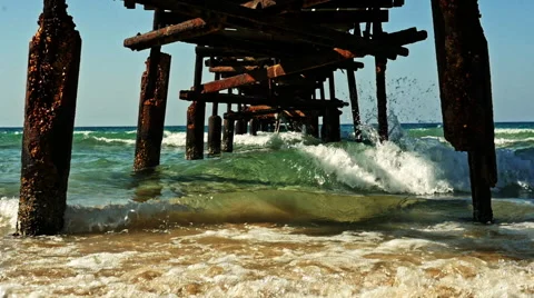 Waves under bridge 库存影片 68851136