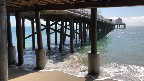 Waves Under the Malibu Beach Pier in California with a Focus Shift Vídeo Stock 104295295