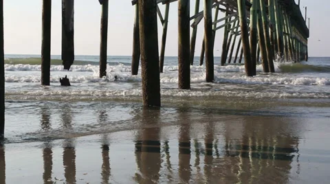 Waves under North Carolina beach pier Video stock 36955682