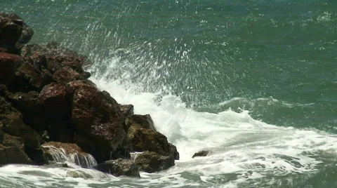 Waves washing over the rocks Video stock 490921