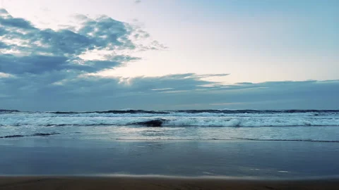 Waves washing over a sandy beach. Tropical seascape. Paradise Island Stockbeeldmateriaal 172020515