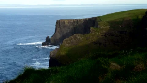 Waves waves crash into large cliffs. Cliffs of Moher. Video 4K Vidéo 330474354