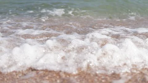 Waves waves roll ashore on the sand of the beach and fades away Foto stock