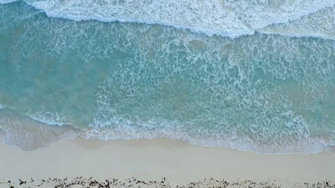 Waves on a white sand beach: 4K Aerial drone footage	 Stockbeeldmateriaal 125282567