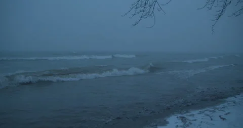 Waves in Winter on the Shore at night 库存影片 246329437