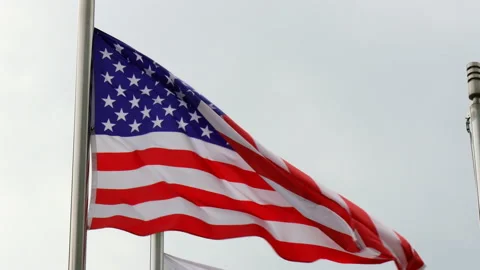 Waving American flag at the wind 库存影片 162640672
