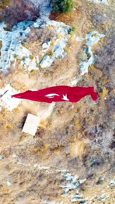Waving Turkish flag - Image of waving Turkish flag taken by drone Vidéo 309112009