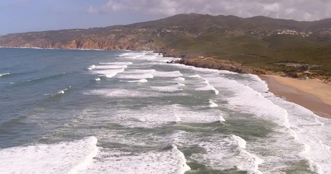 Wavy beach on a cloudy day 動画素材 87539481