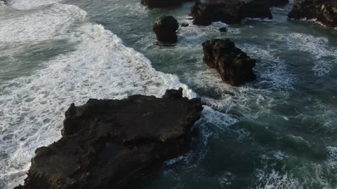 Wavy ocean in bali Vidéo 303629987