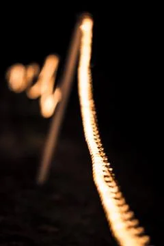 Wavy String of Lights in the Dark Foto stock