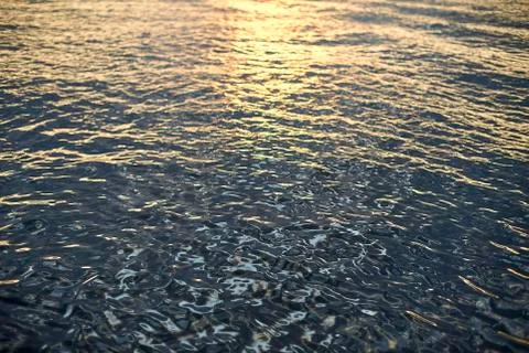 The wavy surface of the river at sunset Foto stock