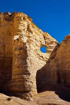 Wavy thin stone pillars of white rock in desert Stock-Fotos