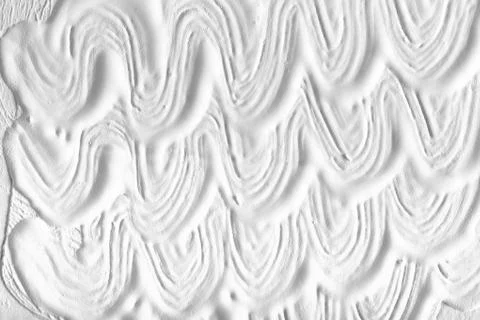 Wavy white paint pattern on wall Stockfoto's