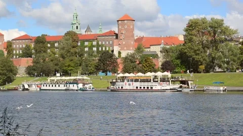 Wawel from the Vistula river Stockbeeldmateriaal 60989250