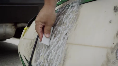 Waxing a surfboard before a surf Vídeo Stock 119041141