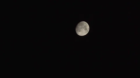 Waxing winter moon timelapse 動画素材 111098171