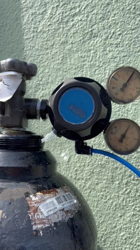 The way of checking leaking at oxygen regulator Stock Footage 320391732