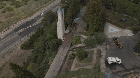 Wayfarer’s Chapel Top-Down Ocean Reveal 4K Drone Vídeo Stock 275877019
