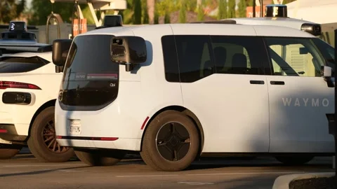 Waymo Zeekr Autonomous Van and Sensor Array Close-Up 库存影片 343606603