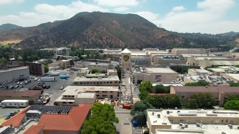 The WB Warner Bros Studios and iconic water tower with logo - ascending Vídeo Stock 198319323